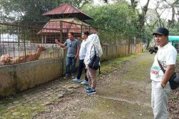 Foto: Masyarakat datang menghabiskan waktu libur panjang ke Medan Zoo.