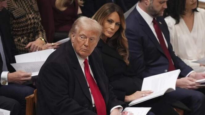 Foto: Momen Trump dan Melania menghadiri kebaktian di Washington National Cathedral.