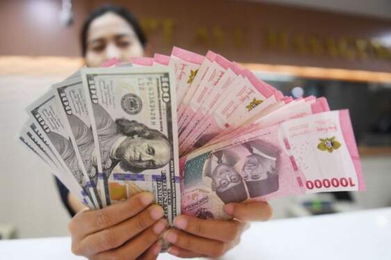 Foto: Nilai tukar rupiah bertengger di Rp16.179 per dolar AS pada Rabu (8/1) pagi. Mata uang Garuda melemah 36,5 poin atau 0,23 persen dari perdagangan sebelumnya.