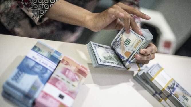 Foto: Nilai tukar rupiah bertengger di Rpp16.172 per dolar AS pada Selasa (7/1) pagi. Mata uang Garuda menguat 25,5 poin atau 0,16 persen dari perdagangan sebelumnya.