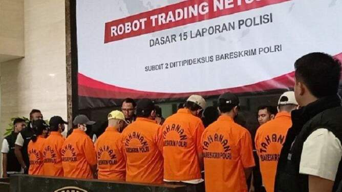 Foto: Para tersangka kasus investasi bodong Robot Trading Net89 saat dihadirkan di konferensi pers di Lobi Utama Bareskrim Polri, Jakarta Selatan, Rabu (22/1/2025).
