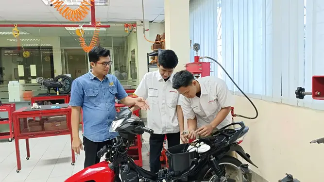 Foto: Dukungan maksimal diberikan Honda dengan memberi pembekalan terbaik kepada guru SMKN 2 Medan, Darwin Sinaga, dan kedua siswa.(Ist)