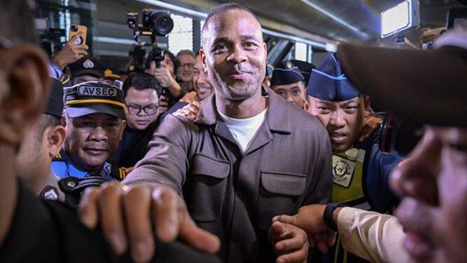 Foto: Pelatih timnas Indonesia Patrick Kluivert diserbu para suporter timnas setibanya di Bandara Soekarno-Hatta, Tangerang, Banten, Sabtu (11/1/2025).