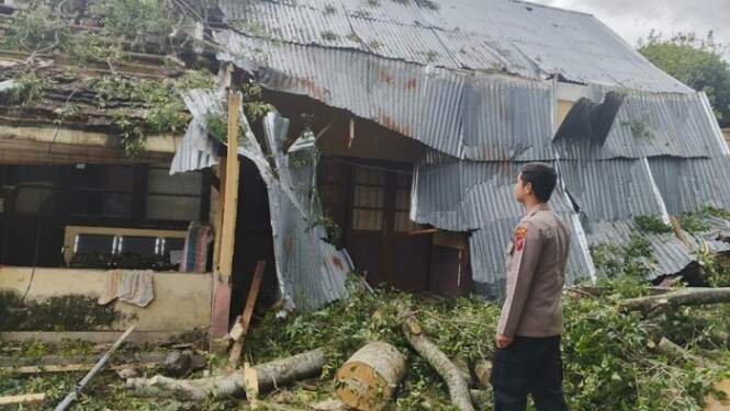 Pohon tumbang yang menimpa rumah dinas Polsek Parapat. 