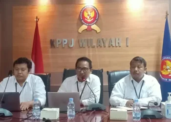 Kepala KPPU Kanwil I Medan Ridho Pamungkas (tengah) menyampaikan kinerja KPPU Kanwil I sepanjang tahun 2024 dalam Forum Jurnalis, Senin 20 Januari 2025.(seputarsumut/Asiong)