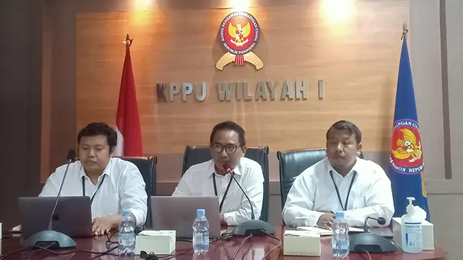 Foto: Kepala KPPU Kanwil I Medan Ridho Pamungkas (tengah) menyampaikan kinerja KPPU Kanwil I sepanjang tahun 2024 dalam Forum Jurnalis, Senin 20 Januari 2025.(seputarsumut/Asiong)