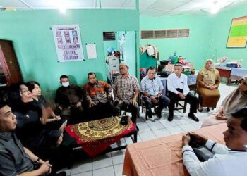 Foto: Terkait Guru Suruh Siswa Duduk di Lantai, Komisi II DPRD Medan Kunjungi SD Abdi Sukma 4