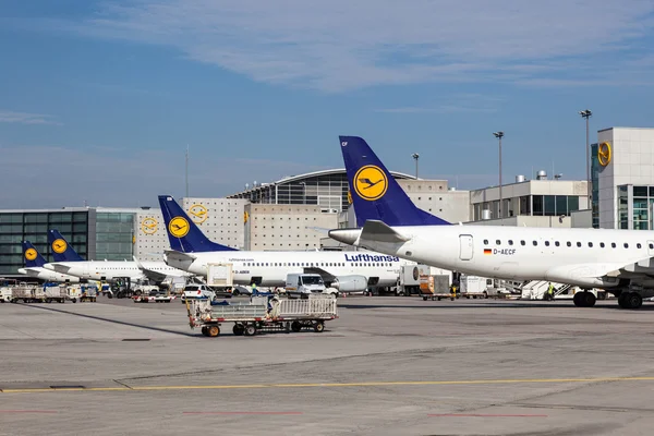 Foto: Pesawat Lufthansa bersiap untuk mendarat di Bandara Frankfurt, Jerman.