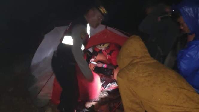 Foto: Petugas Basarnas bersama kepolisian saat mengevakuasi pendaki yang mengalami hipotermia di Gunung Sibayak.