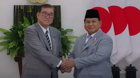 Foto: Presiden RI Prabowo Subianto berjabat tangan dengan Perdana Menteri Jepang Shigeru Ishiba.