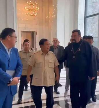 Foto: Presiden RI Prabowo Subianto bertemu aktor laga senior Steven Seagel (kanan), di Jakarta, Senin (13/1/2025).