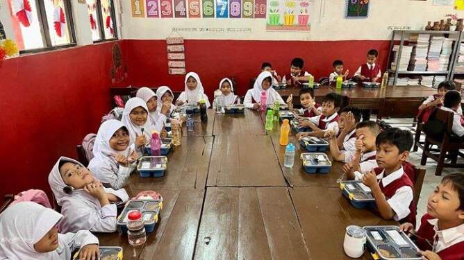 Foto: Siswa menyantap makanan saat tahap pembiasaan program makan bergizi gratis di SDN Panunggangan 5, Kota Tangerang, Banten.