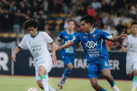 Foto: Pemain PSMS berebut bola dengan pemain PSPS pekanbaru pada laga lanjutan Liga 2 Indonesia yang digelar di Stadion Kaharuddin Nasution, Riau.