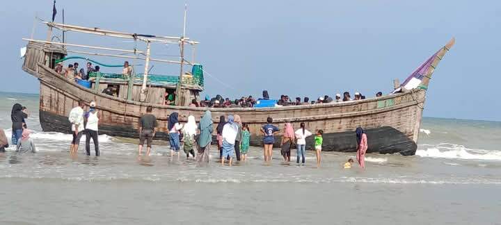 Foto: Puluhan Imigran Rohingya di kapal di Pesisir Pantai Leuge, Kecamatan Pereulak, Kabupaten Aceh Timur, Rabu (29/1/2025).