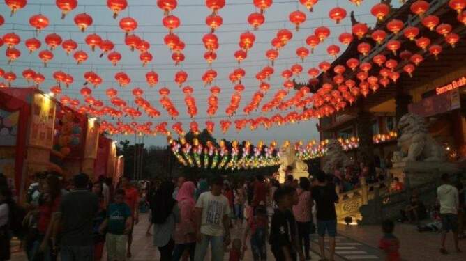 Foto: Lampion menghiasi kawasan Kesawan Medan.