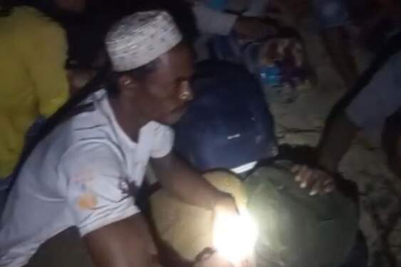 Foto: Imigran etnis Rohingya mendarat di pesisir pantai Alue Bu Tuha, Kecamatan Pereulak Barat, Kabupaten Aceh Timur, Minggu (5/1/2025).