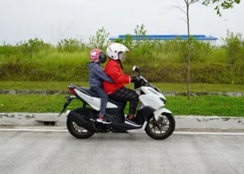 Foto: Ini Dia Cara Aman Bonceng Anak Saat Naik Motor di Jalan 3