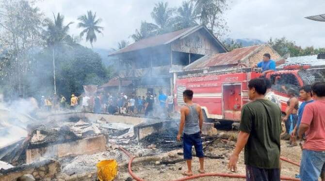 Foto: Sebanyak 7 rumah hangus terbakar di Dusun Lae Peske Desa Pasir Mbelang, Kecamatan Tanah Pinem, Sidikalang.