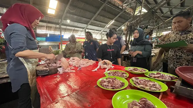 Foto: KPPU Kanwil I bersama Disperindag ESDM Provinsi Sumut melakukan monitoring harga komoditas pangan ke sejumlah pasar tradisional di Kota Medan.(Dok:KPPU)
