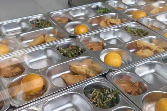 Foto: Siswa SD Negeri 3 Dukuh, Sukoharjo, Jawa Tengah mengalami keracunan hingga mual-mual usai menyantap makan bergizi gratis.