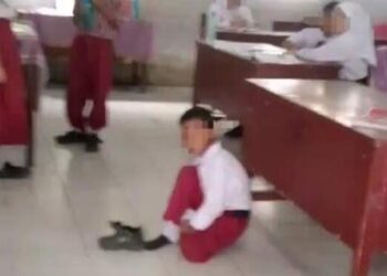 Tunggak SPP, Siswa SD Anak Tukang Bangunan di Medan Belajar di Lantai