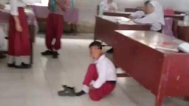 Foto: Siswa SD Swasta di Medan disuruh belajar di lantai karena tunggak uang sekolah.