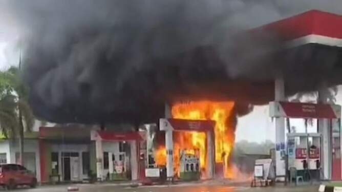 SPBU yang terbakar di Madina.