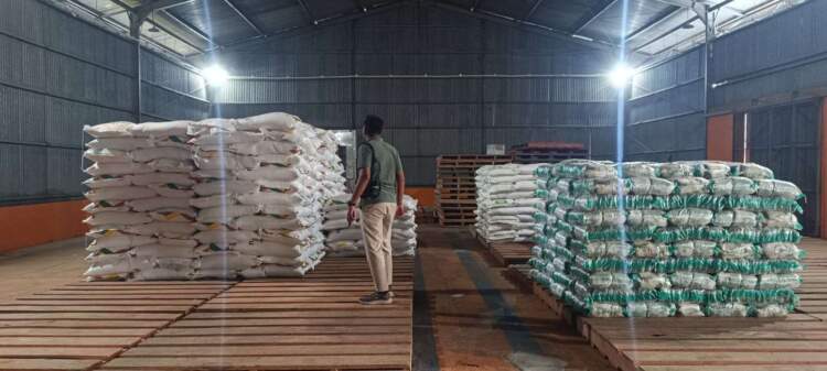 Foto: Stok beras dan gula.