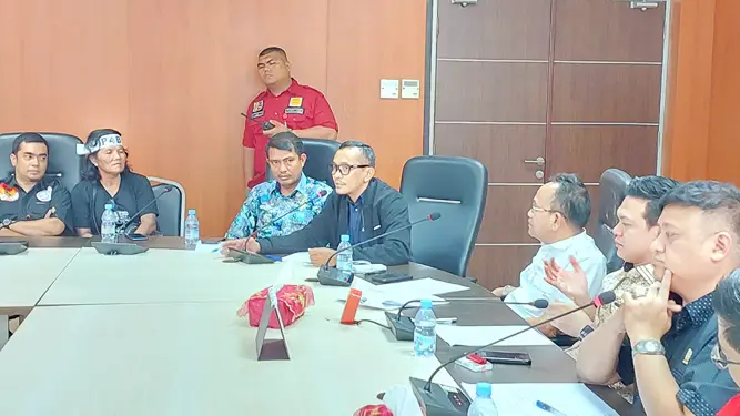 Foto: Suasana RDP Komisi III DPRD Medan dengan pihak pedagang dan jajaran Direksi PUD Pasar Kota Medan di ruang banggar DPRD Medan, Senin (20/1/2025).(Istimewa)