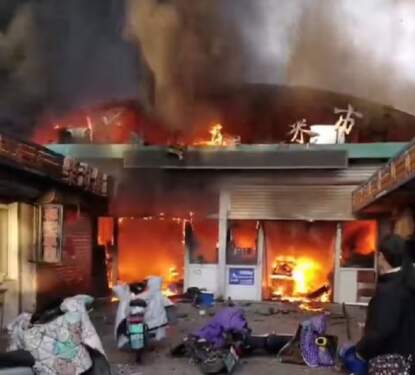 Foto: Tangkapan layar video kebakaran pasar sayur-sayuran di Tiongkok.