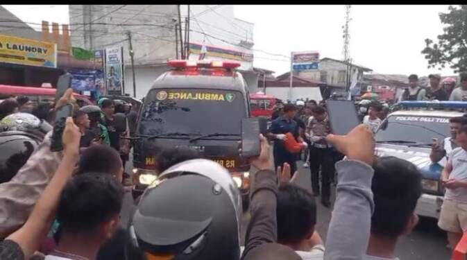 Foto: Polisi mengevakuasi korban yang terlindas truk dan mengecek tempat kejadian perkara.