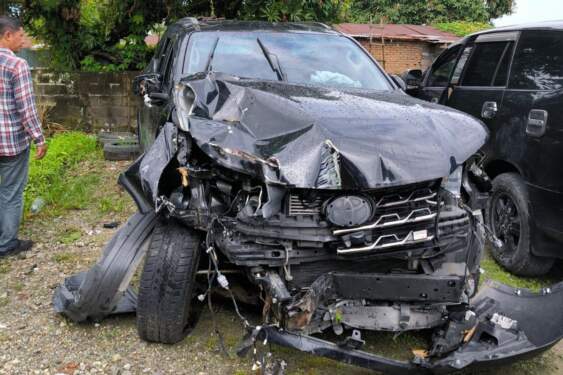 Foto: Penampakan mobil Fortuner yang dikemudikan Tagading Mangihut Silalahi (19) di Pos Unit Lantas Polsek Sunggal pada Senin (13/1/2025). Tagading yang berstatus mahasiswa menabrak sejumlah pengendara sepeda motor dan mengakibatkan 3 orang tewas pada Minggu (12/1/2025).