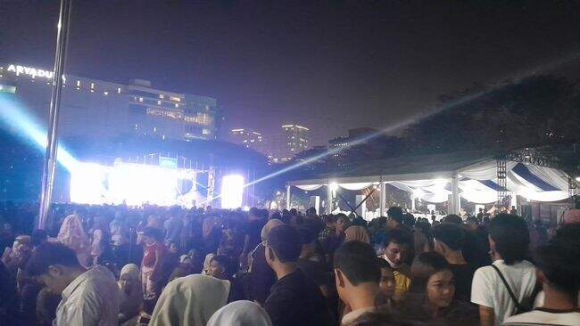 Foto: Ribuan masyarakat Kota Medan dan sekitar memadati Lapangan Benteng, Kota Medan Sumatera Utara untuk merayakan pergantian malam tahun baru.