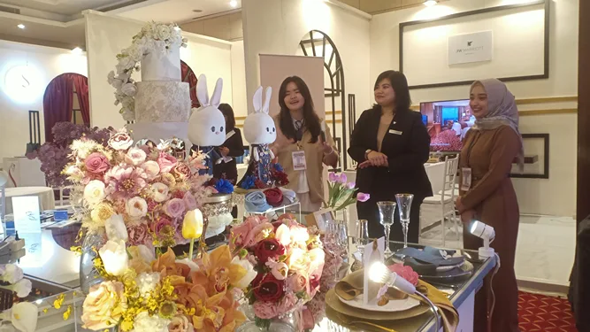 Director of Sales JW Marriott Hotel Medan, Vina Christine, Project Director The Signature Event Planner, Jennifer Lim dan Sales Representative⁠ The Marriage Story, Dina Andryanty meninjau sejumlah vendor yang turut meramaikan Wedding Expo eksklusif di JW Marriott Hotel Medan (seputarsumut/Asiong)