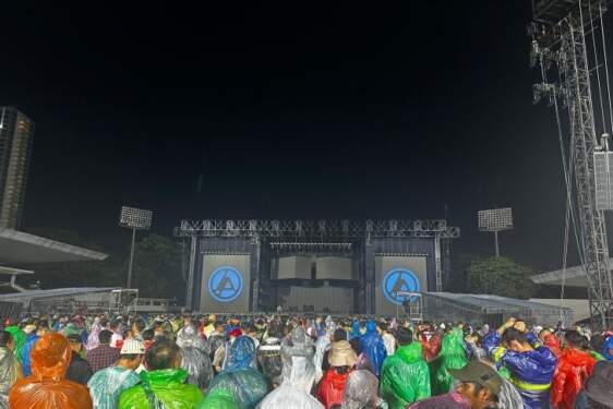 Suasana konser Linkin Park diguyur hujan beras di Stadion Madya Gelora Bung Karno (GBK) Jakarta, Minggu malam (16/2/2025). 