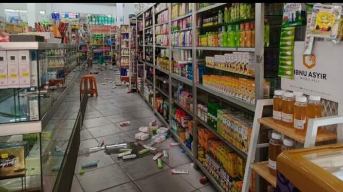 Barang jualan di salah satu swalayan di Aceh Selatan berjatuhan di lantai akibat getaran gempa 6,2 M. 