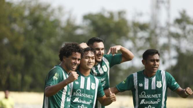 Foto: Para pemain PSMS rayakan gol.