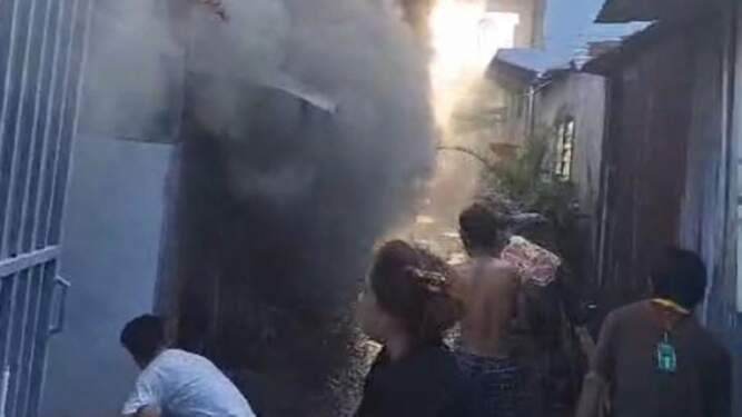 Foto: Warga yang panik saat api membakar tiga rumah Jalan M Idris, Sei Putih Timur, Medan Petisah, Kota Medan.