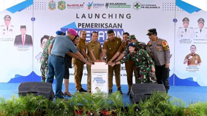 Foto: Pj Gubernur Sumut Agus Fatoni bersama Wali Kota Medan Bobby Nasution meluncurkan pemeriksaan kesehatan gratis bagi warga di dUPT Puskesmas Pembantu Selayang II Medan, Senin (10/2/2025). 