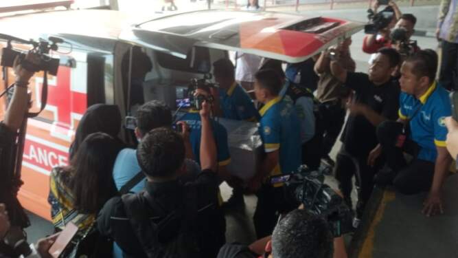 Foto: Jenazah Victor Maruli Tua Simaremare, WNI korban penembakan di Malaysia tiba di terminal kargo Bandara Kualanamu.