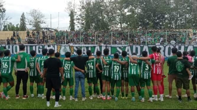 Para pemain dan ofisial PSMS mendatangi tribun penonton untuk memberi salam telah mendukung tim ayam kinantan walaupun gagal menembus Liga 1 sesuai target. 