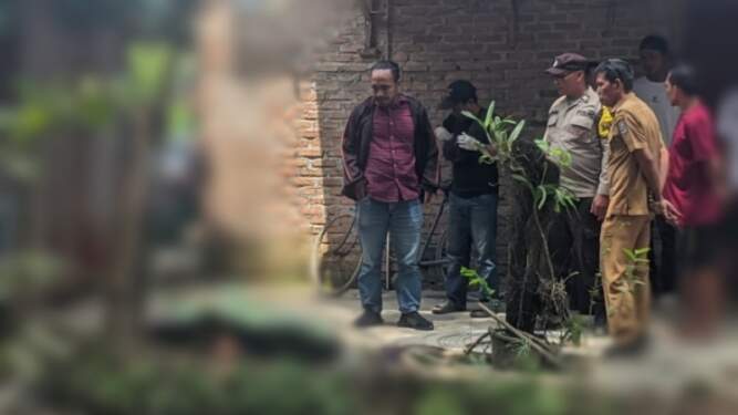 Foto: Kedua korban tewas saat di TKP ditutupi daun pisang.
