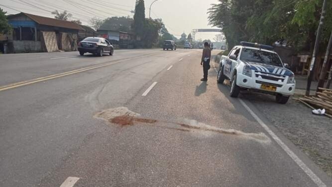 Petugas Satlantas Deli Serdang melakukan olah tempat kejadin perkara (TKP).