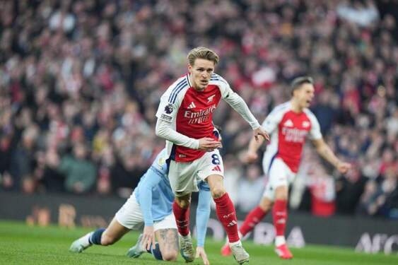 Arsenal menang telak 5-1 atas Manchester City.