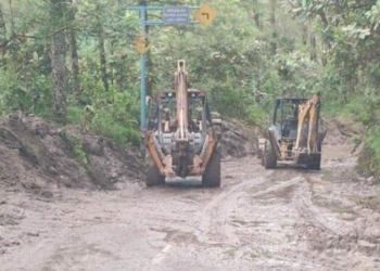 Jalan Menuju Tao Silalahi Tertimbun Longsor