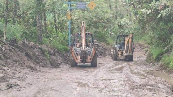 Material longsor di jalan menuju Silahisabungan. 