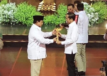 Prabowo Beri Keris kepada Jokowi, Ini Maknanya