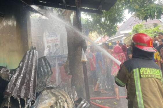 Damkar  Kota Medan mengerahkan sebanyak 5 armada memadamkan enam rumah penduduk yang terbakar di Medan Perjuangan.