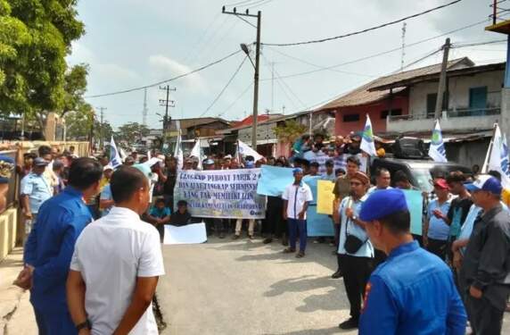 Foto: Massa nelayan melakukan demo di Mako Ditpolairud Polda Sumut.