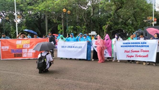 Demo dosen ASN tuntut tukin dicairkan.